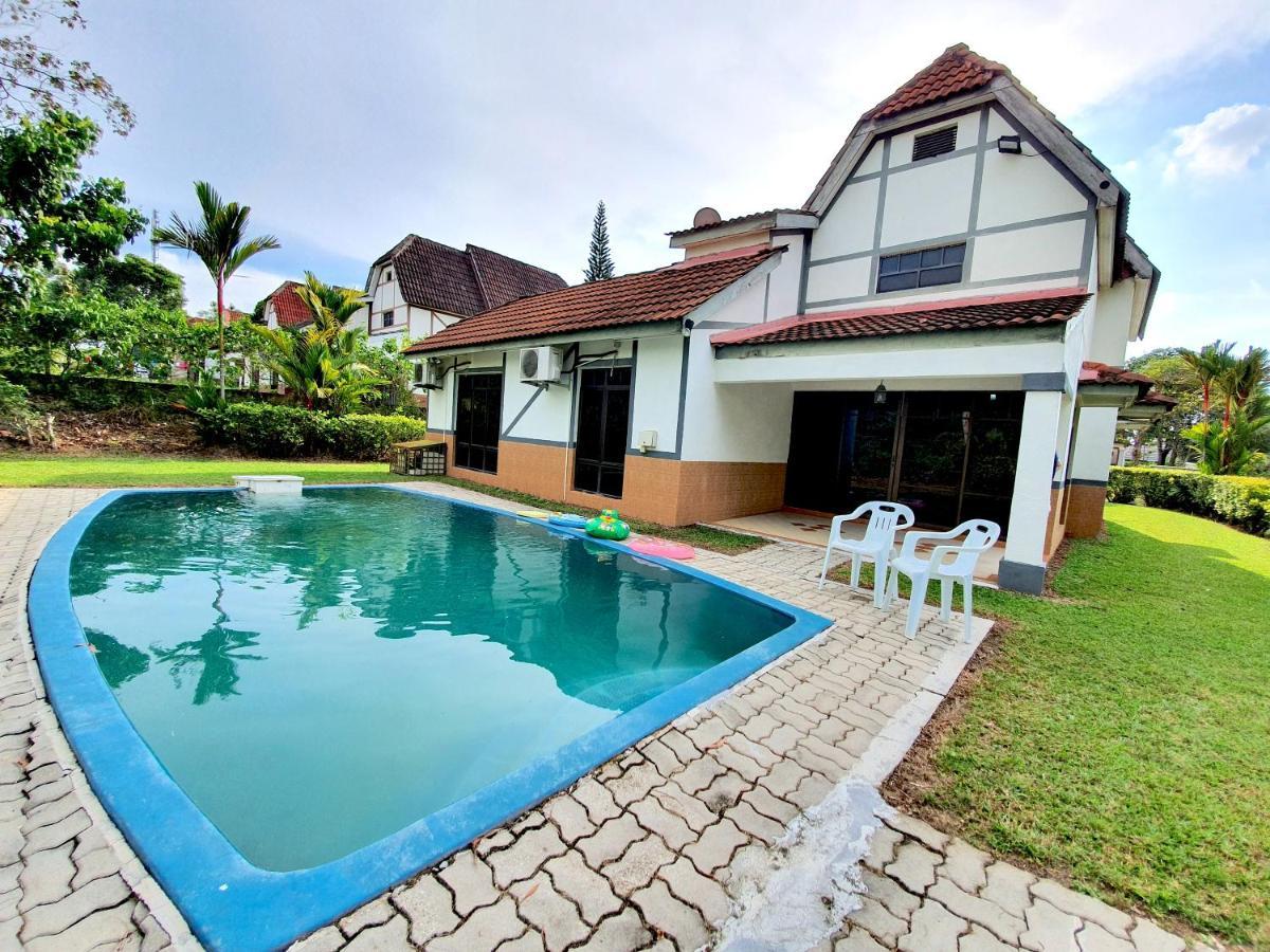 Melaka Afamosa Villa With Private Pool For 10 Pax Alor Gajah Εξωτερικό φωτογραφία